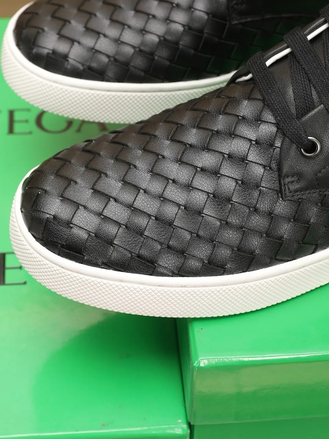 Men's Men's Shoes💰P 500💰【BV】Classic Casual Shoes🔍Winning the world's recognized top brand with details and creativity, the details highlight traditional hand stitching. The upper is made of original first-layer cowhide woven surface, and the cowhide lining is environmentally friendly. ♻️Does not fade. 💪Sole: Rubber original outsole specially provided by the original factory. ⚠Can be entered and exited at will. Welcome to compare. ⚠Number of sizes: 38-45 (customized in 45)
